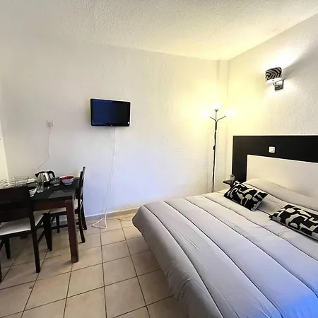 Climatise Avec Piscine Et Parking A Saint-florent - Fr-1-650-43